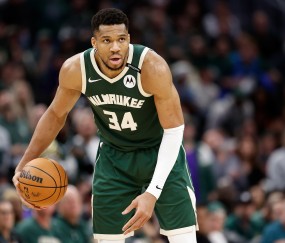 4年前的今天：字母哥爆砍41分13板6助 拿下生涯首场总决赛胜利