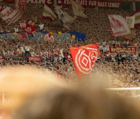 网上百家乐官网-美因茨因球迷燃放烟火被罚4万欧元；若再犯将关闭部分看台